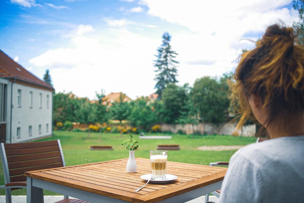 Frau mit Kaffee im Kulturquartier Neustrelitz
